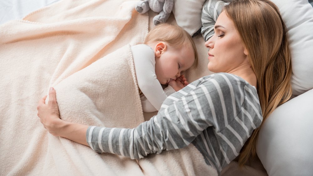 Sommeil partagé avec bébé : Quel lit choisir pour le Cododo ? -  MèreCredi !