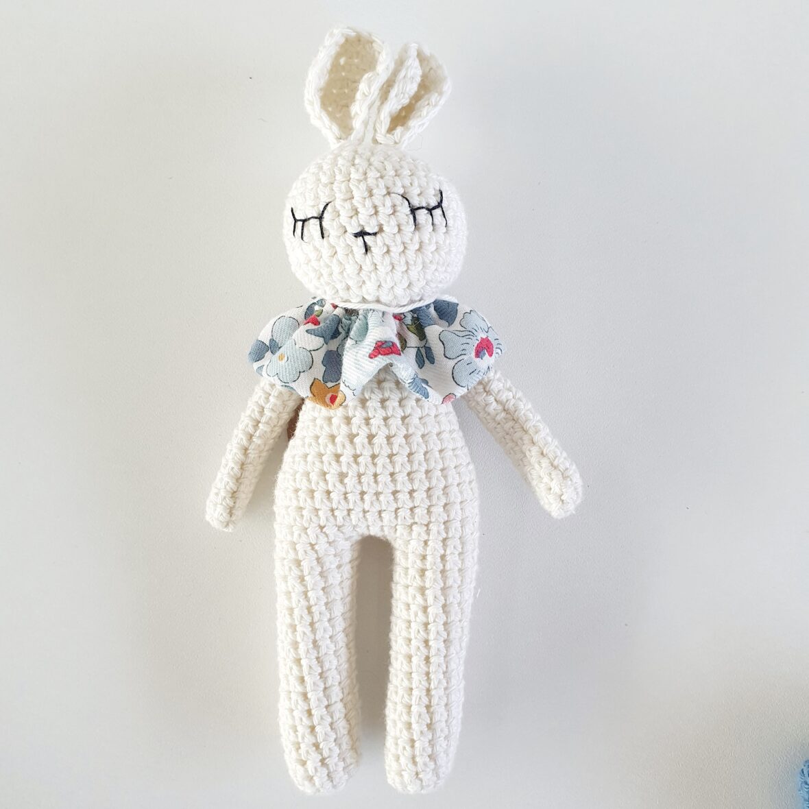 Doudou lapin blanc collerette Liberty Betsy