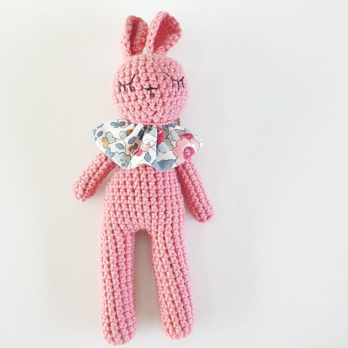 Doudou lapin rose moyen collerette Liberty Betsy