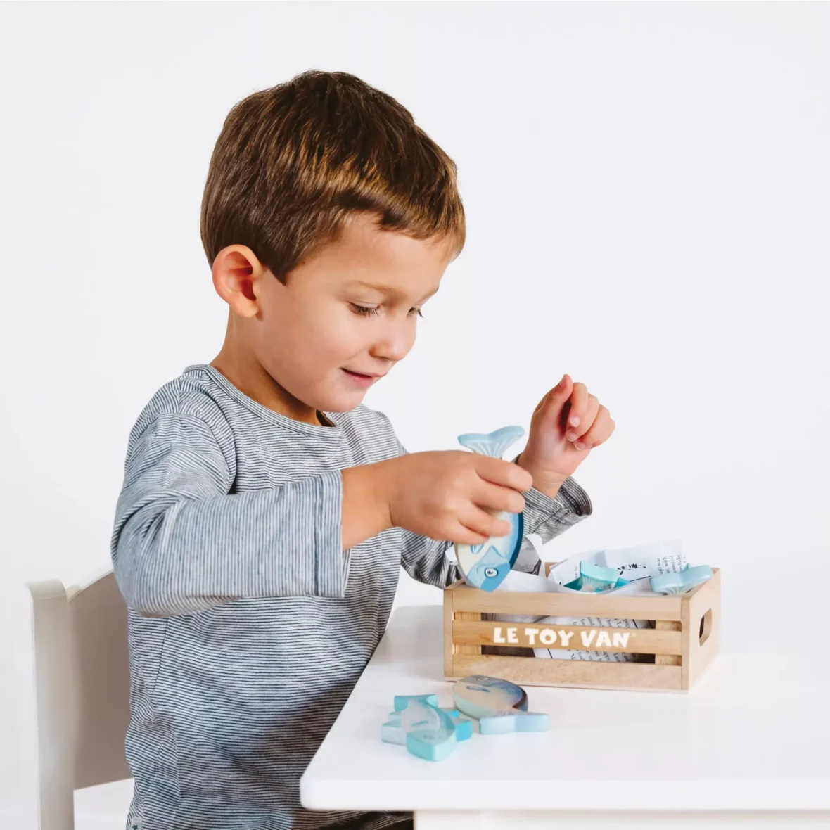 frischfisch-marktkiste-market-fish-wooden-play-food-crate-new-look-le-toy-van-ltv-5060023411844-6_1920x1920