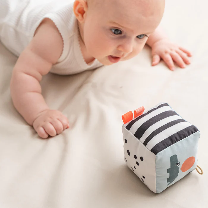 Contrast-baby-cube-Happy-clouds-Colour-mix-5-LS_700x