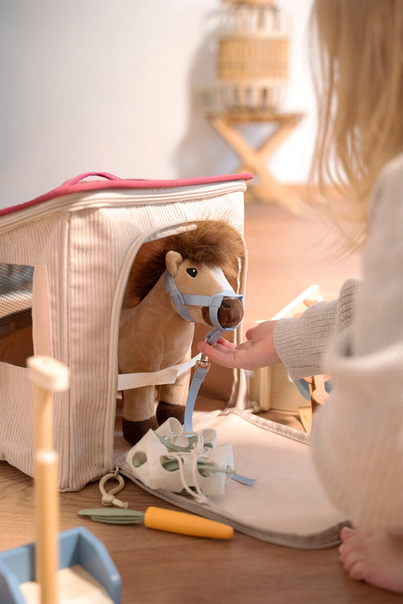 12731_12-spielset-pferd-mit-stall-und-zubehoer-in-der-tasche-small-foot-kinderbild-03