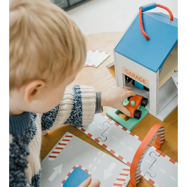 OTT11386-RacingTrackPlaySet_Lifestlye_17_595x595