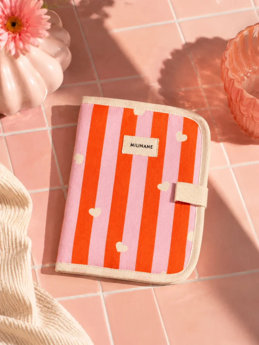 protege-carnet-de-sante-edgar-bebe-puriculture-naissance-cadeau-rayures-coeurs-rose-orange-lollipop-ambiance-milinane