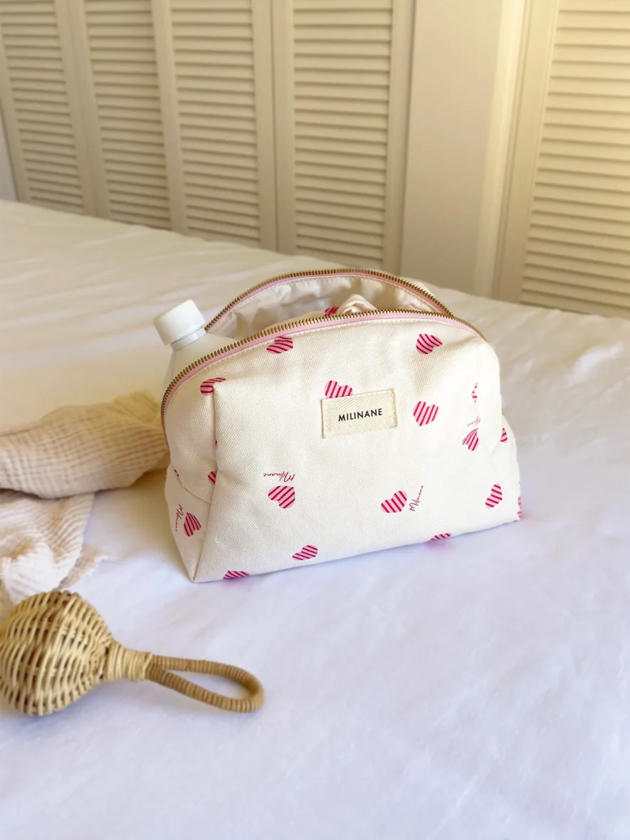 trousse-de-toilette-jade-enfant-femme-coeur-blanc-rose-rouge-cadeau-naissance-rayures-milinane-ambiance-2