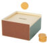 Jeton en bois glissé dans la fente de la boîte Montessori Small Foot