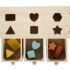 Formes en bois triées par couleur dans les tiroirs du jeu de tri Small Foot