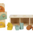 Les tiroirs et les six blocs de formes du jeu de tri Montessori Small Foot