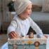 Bébé qui appuie sur les animaux du jeu à pression sonore Small Foot