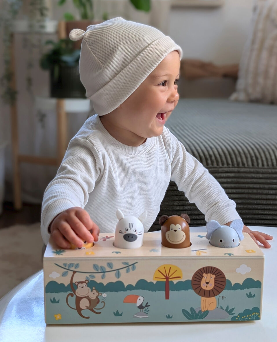 Enfant qui joue au jeu à pression Safari Small Foot