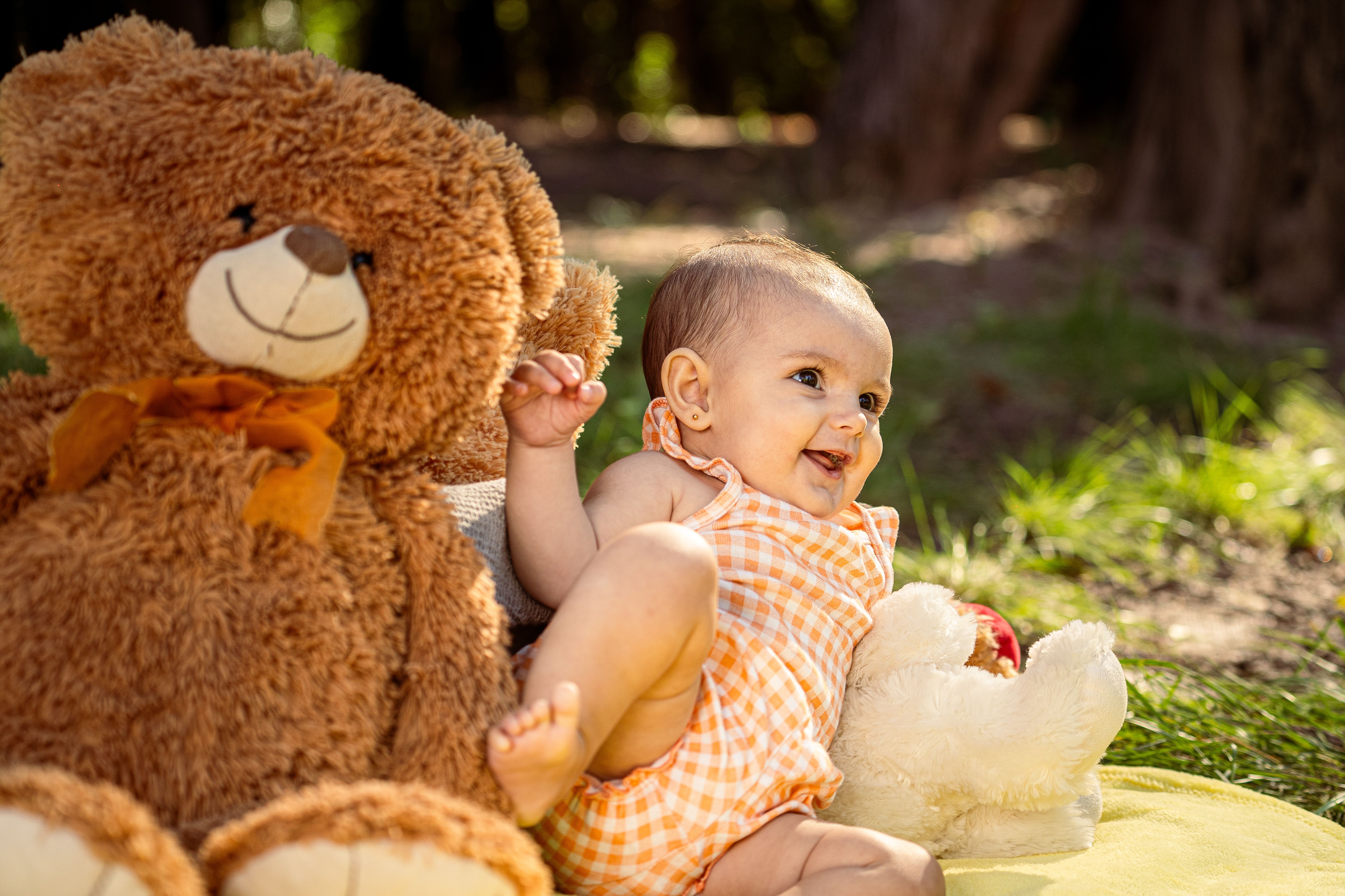 Bébé de 6 mois assis avec ses peluches