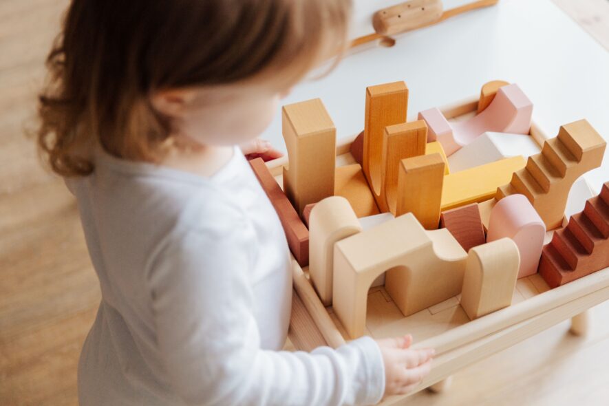 Jouets en bois : pourquoi ils traversent les générations