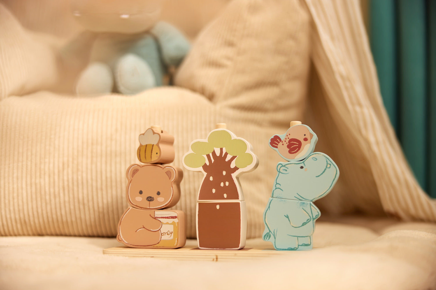 Jouet à empiler en bois Jollies dans une chambre d’enfant