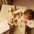 Enfant construisant avec les blocs en bois Jollies Jollein