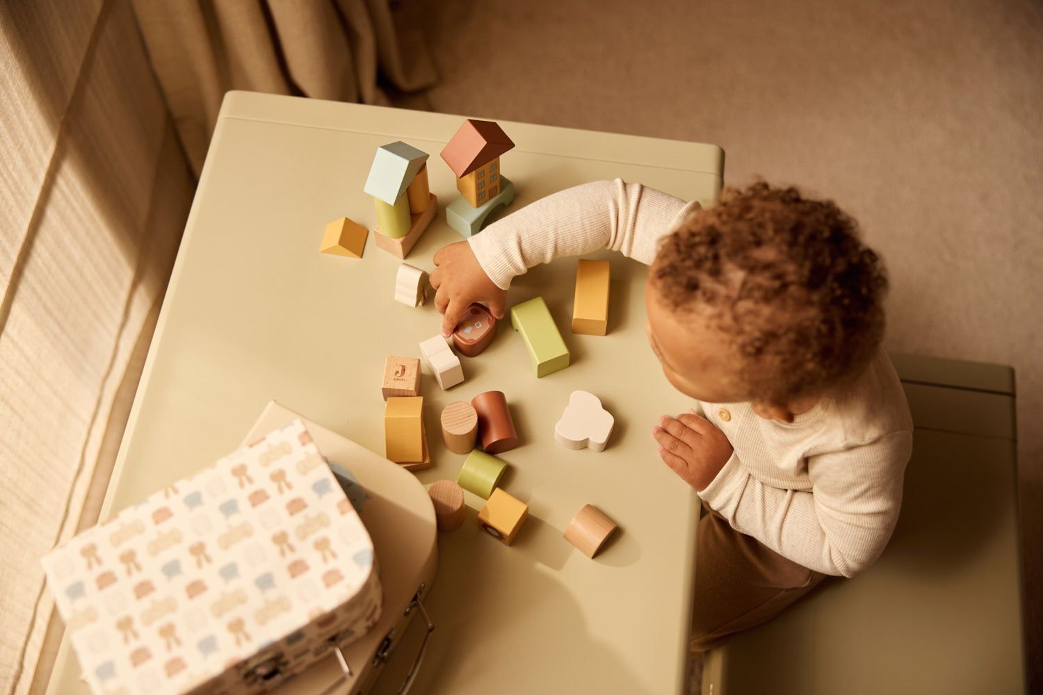 Enfant jouant avec le set de blocs en bois Jollies