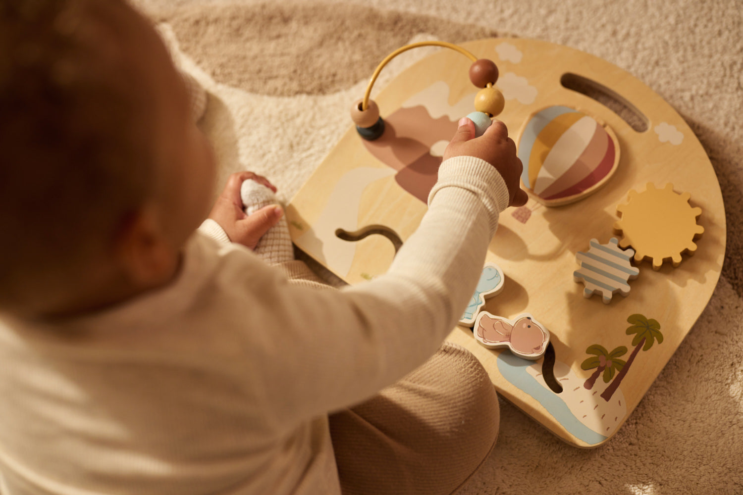 Enfant jouant avec la planche d’activités Jollies