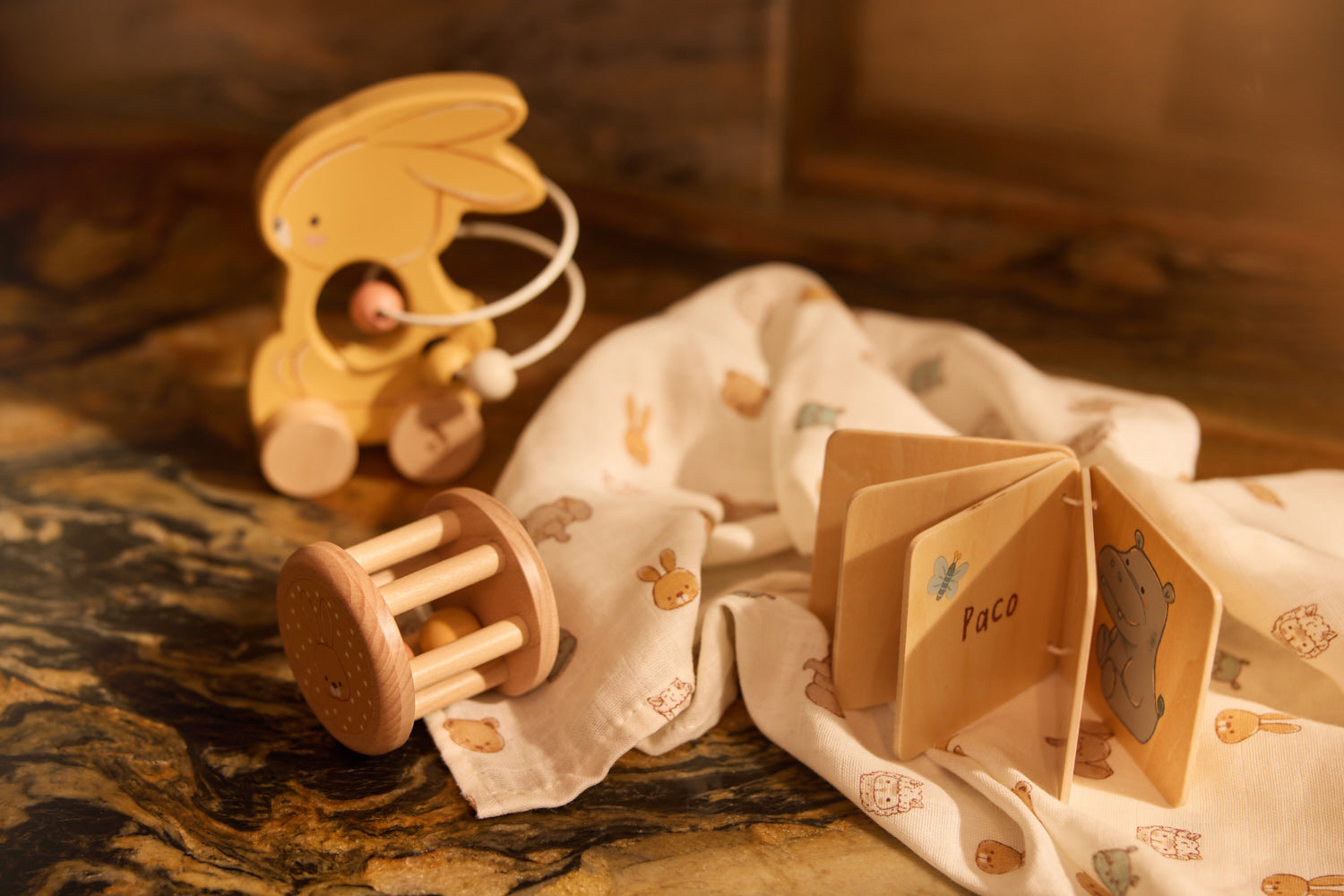 Jouets en bois Bunny Luz Jollies sur un lange