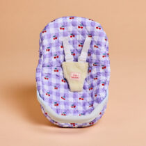 Coque siège auto pour poupée cerise – Tiny Harlow